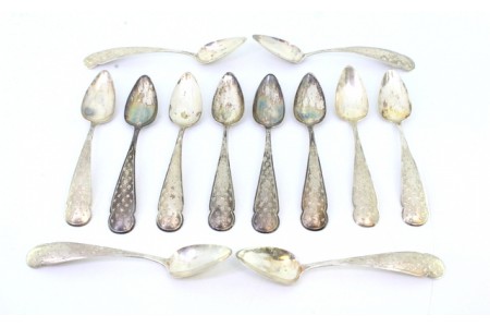 Conjunto de doze colheres de chá em prata com estrelas relevas no cabo.
